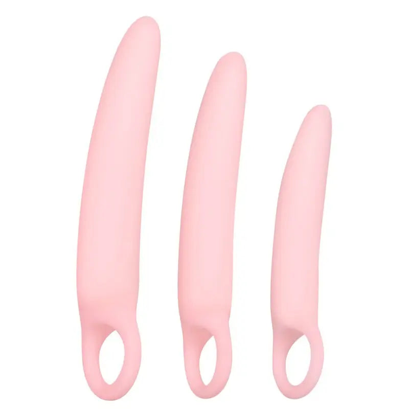 Trois jouets sexuels en silicone rose sur fond blanc, conçus pour un entraînement progressif et confortable.