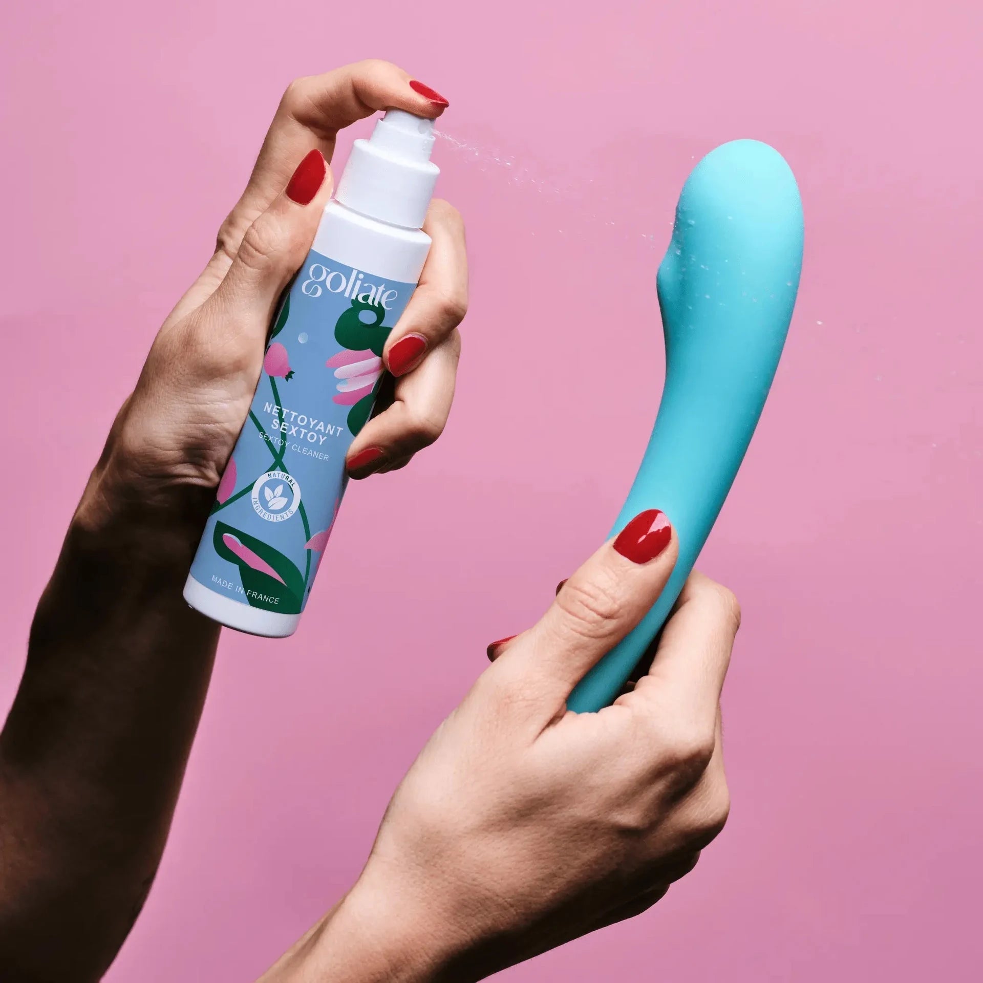 Nettoyant naturel pour sextoy en spray, parfait pour entretenir un vibromasseur bleu en silicone.