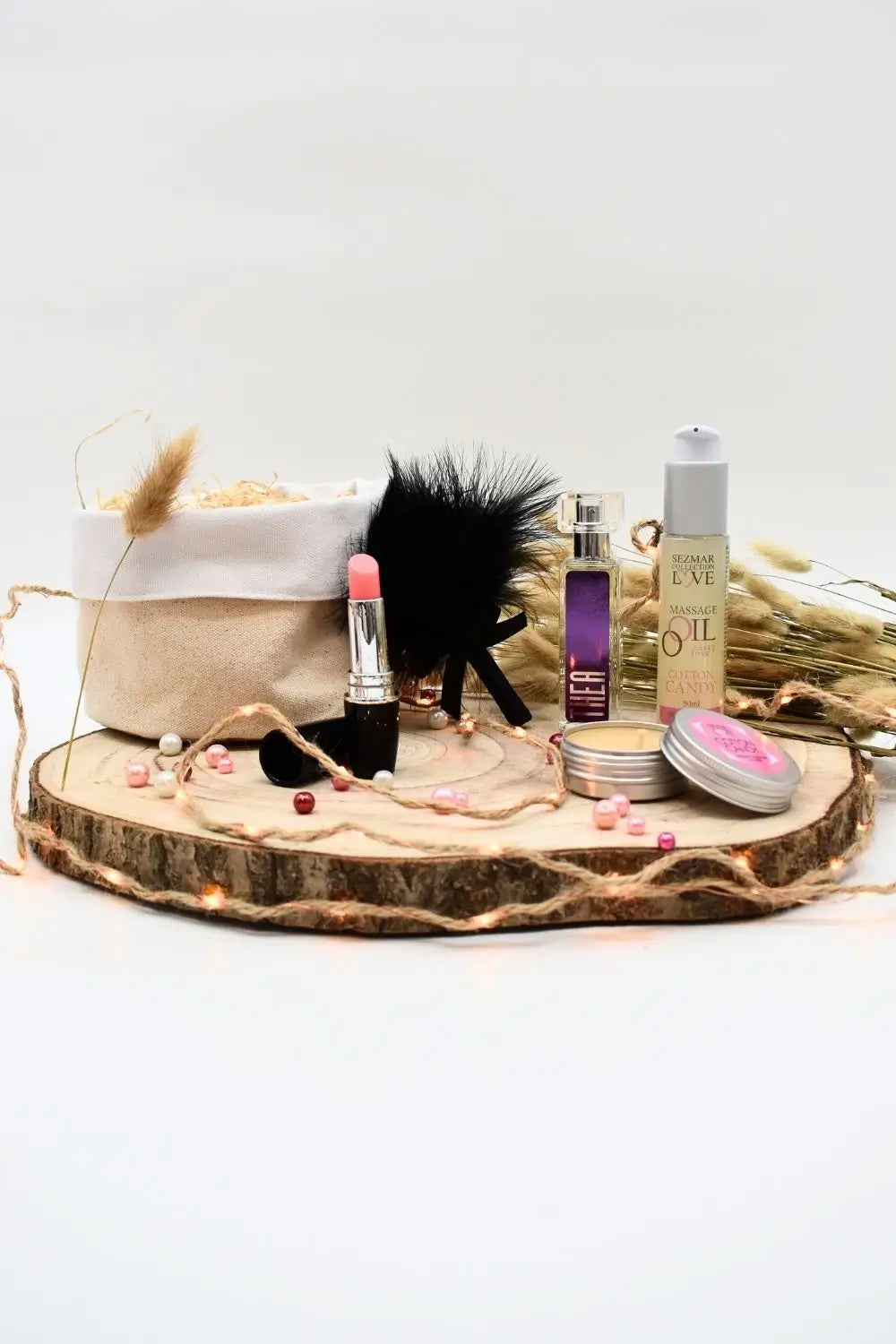 Un plateau en bois avec un sac de cosmétiques et une bougie, parfait pour un cadeau relaxant pour la Fête des Mères.