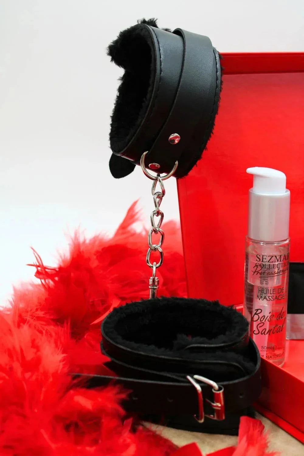 Menottes en fourrure noire avec huile de massage bois de santal, accessoires intimes pour couples.